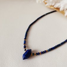 Naszyjnik choker z niebieskiego azurytu z grotem lapis lazuli