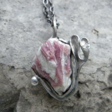 Surowe kryształy różowego turmalinu - naszyjnik