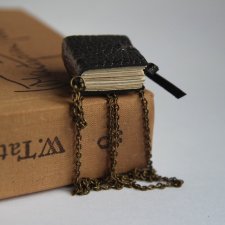 wisiorek skórzana książeczka