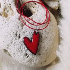 NASZYJNIK Z WISIORKIEM W KSZTAŁCIE SERCA  czerwone minimalistyczne serduszko PREZENTY WALENTYNKOWE minimalistyczna zawieszka serce GAIA-CERAMIKA