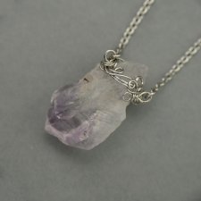 Naszyjnik talizman minimalistyczny surowy ametyst, wire wrapping, stal chirurgiczna