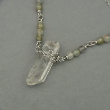 Wisiorek Talizman kryształ górski surowy sopel ze szpicem i labradoryty, wire wrapping, stal chirurgiczna