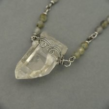 Wisiorek Talizman kryształ górski surowy sopel ze szpicem i labradoryty, wire wrapping, stal chirurgiczna