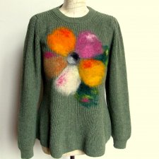 zielony sweter z filcowanym kwiatem r. 38