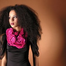 Naszyjnik dzianinowy z broszkami