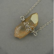 Naszyjnik Talizman herbaciany surowy kryształ górski, wire wrapping, stal chirurgiczna