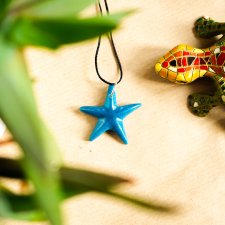 Niebieski wisiorek gwiazdka świecąca w ciemności i UV handmade 3,5 cm