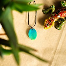 Zielony, owalny wisiorek świecący w ciemności i UV handmade 2,5 cm