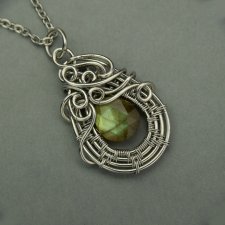 Wisiorek z labradorytem, wire wrapping, stal chirurgiczna, labradoryt