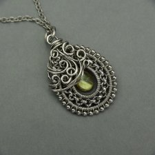 Wisiorek z labradorytem, wire wrapping, stal chirurgiczna, labradoryt