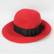 Czerwony kapelusz z lat 80.