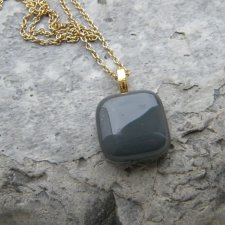 Szarości - w złocie - krótki naszyjnik