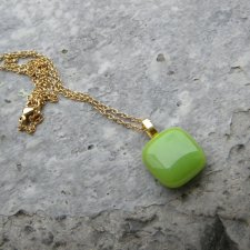 Pistacjowa zieleń w złocie - krótki naszyjnik