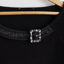 Plus size sweter czarny ciekawy detal klamerka