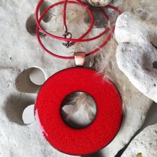 Nowoczesny naszyjnik z dużym czerwonym wisiorem ceramicznym kołem - designerska biżuteria 100% HANDMADE COLOR POWER od GAIA-CERAMIKA