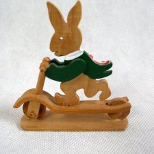 drewniana figurka wielkanocna-handmade-zajac-hulajnoga