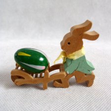 Figurka-Wielkanoc-drewno-handmade-zajączek z taczką