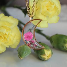 Złota zawieszka złoty wisiorek naszyjnik suszone kwiaty z kwiatami żywica ksieżyc z białymi kwiatami i płatkami złota różowa róż