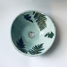 Ceramiczna ręcznie robiona biała umywalka z paprociami