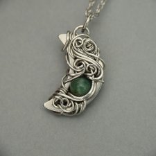 Wisiorek księżyc naturalny szmaragd półksiężyc, wire wrapping, stal chirurgiczna, unikatowy, lunula