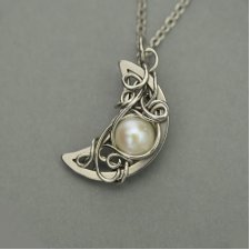 Wisiorek księżyc z perłą, półksiężyc, wire wrapping, stal chirurgiczna, unikatowy, lunula, perła