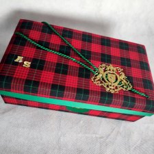 Pudełko w kratkę z herbem  I tajemnicą