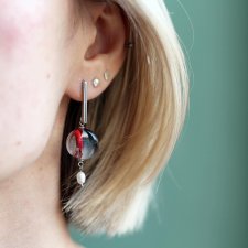Ekskluzywne kolczyki z naturalnymi roślinami w żywice i perłami