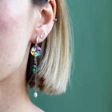 Kolczyki z kamieniem i naturalnymi roślinami w żywice