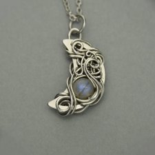 Wisiorek księżyc z niebieskim labradorytem, półksiężyc, wire wrapping, stal chirurgiczna, unikatowy, lunula