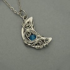 Wisiorek księżyc apatyt, półksiężyc, wire wrapping, stal chirurgiczna, unikatowy, lunula