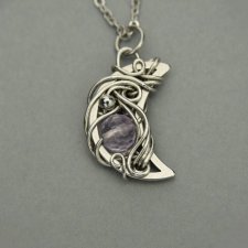 Wisiorek księżyc liliowy ametyst, półksiężyc, wire wrapping, stal chirurgiczna, unikatowy, lunula