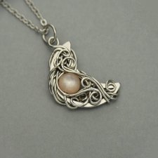 Wisiorek księżyc kamień słoneczny półksiężyc, wire wrapping, stal chirurgiczna, unikatowy, lunula