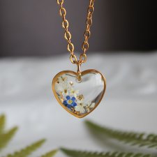 Złota zawieszka serce złoty wisiorek serduszko naszyjnik suszone kwiaty żywica naturalna biżuteria niezapominajki z niezapominajkami niezapominajką