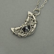 Wisiorek księżyc hematyt, półksiężyc, wire wrapping, stal chirurgiczna, unikatowy, lunula