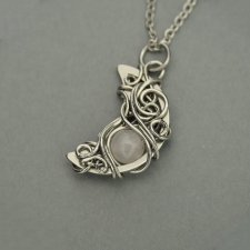 Wisiorek księżyc kwarc różowy półksiężyc, wire wrapping, stal chirurgiczna, unikatowy, lunula