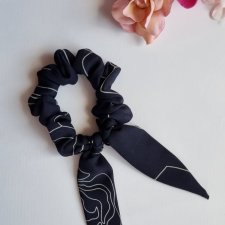 delikatna gumka frotka do włosów scrunchie ze wstążką