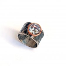 Pierścień-obrączka z niobu i miedzi. Cyrkonia fi 10mm
