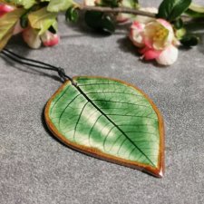 Naszyjnik ceramiczny zielony liść z cynamonową obwódką