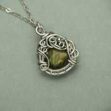 Mały wisiorek labradoryt, wire wrapping, stal chirurgiczna