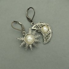 Asymetryczne kolczyki słońce i księżyc perły, stal chirurgiczna, wire wrapping
