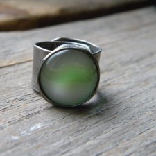 Delikatna zielona smuga - pierścionek