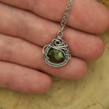 Mały wisiorek labradoryt, wire wrapping, stal chirurgiczna