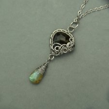 Długi wisiorek z labradorytem, wire wrapping, stal chirurgiczna, labradoryt