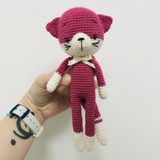 Amarantowy kot kotek maskotka przytulanka szydełkowa