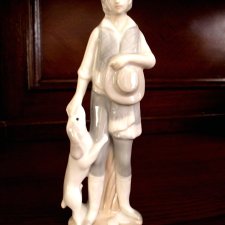 figurka porcelanowa chłopca z psem- 1