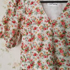 Letnia sukienka mini w drobne różyczki xs