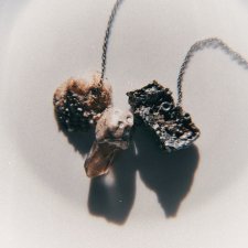 CZAS SMOKÓW amulet z kwarcem truskawkowym