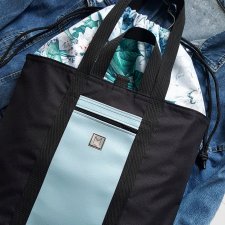 Torbo-plecak z niebieską kieszenią oraz wzorzystym ściągaczem w irysy i bzy