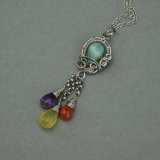 Kolorowy długi wisiorek amazonit, chalcedon, ametyst, karneol, stal chirurgiczna, wire wrapping