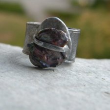 Fioletowa perła na podkładce - pierścionek